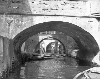 60799 Gezicht op de Kromme Nieuwegracht te Utrecht, met enkele pramen, tijdens baggerwerkzaamheden.